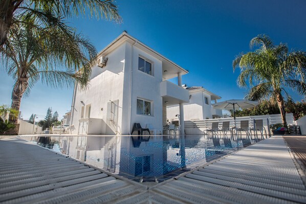 Außenpool, Liegestühle