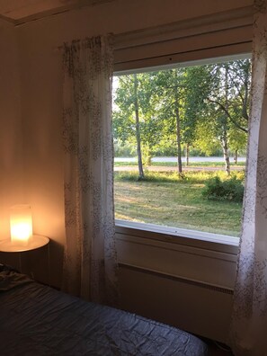 3 habitaciones, escritorio y tabla de planchar con plancha 