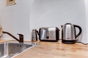 Frigorífico, microondas, placa de cocina y lavavajillas