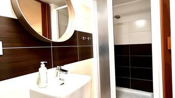 Shower, hair dryer, towels, shampoo