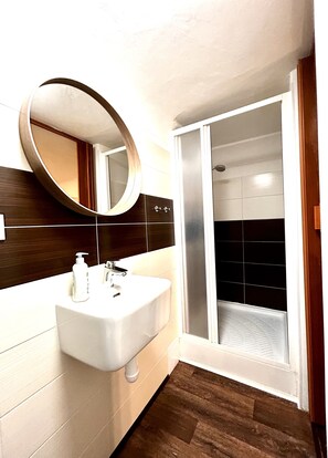 Ducha, secador de pelo, toallas y champú