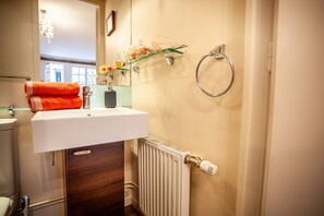 Een haardroger, handdoeken, zeep, shampoo