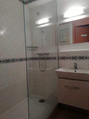 Bathtub - Superb 2 room apartment (1 bedroom) + mezzanine ...... at the foot of the slopes! (Lanslevillard)