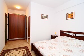 2 chambres, bureau, chambres insonorisées, fer et planche à repasser