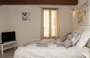 1 dormitorio, tabla de planchar con plancha, wifi y ropa de cama