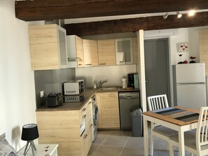 Mikrowelle, Geschirrspüler, Wasserkocher mit Kaffee-/Teezubehör