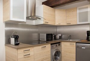 Een microgolfoven, een vaatwasser, een koffiezetapparaat/waterkoker