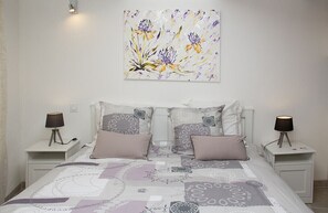1 dormitorio, tabla de planchar con plancha, wifi y ropa de cama