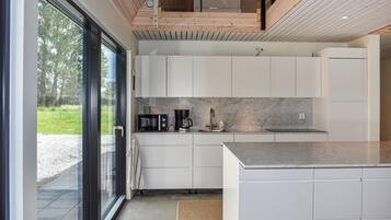 Kylskåp, ugn, spishäll och diskmaskin