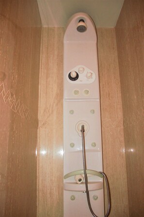 Dusche, Haartrockner, Handtücher, Toilettenpapier