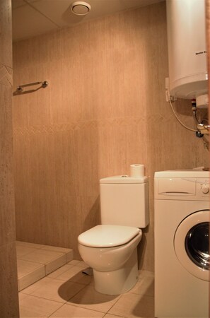 Dusche, Haartrockner, Handtücher, Toilettenpapier