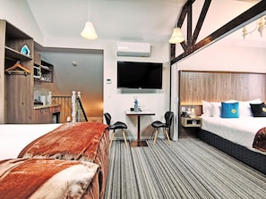 時尚複式房屋 | 高級寢具、Select Comfort 床墊、布置獨特、遮光布/窗簾