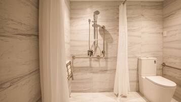 Executive-Zimmer | Badezimmer | Kostenlose Toilettenartikel, Haartrockner, Handtücher, Seife