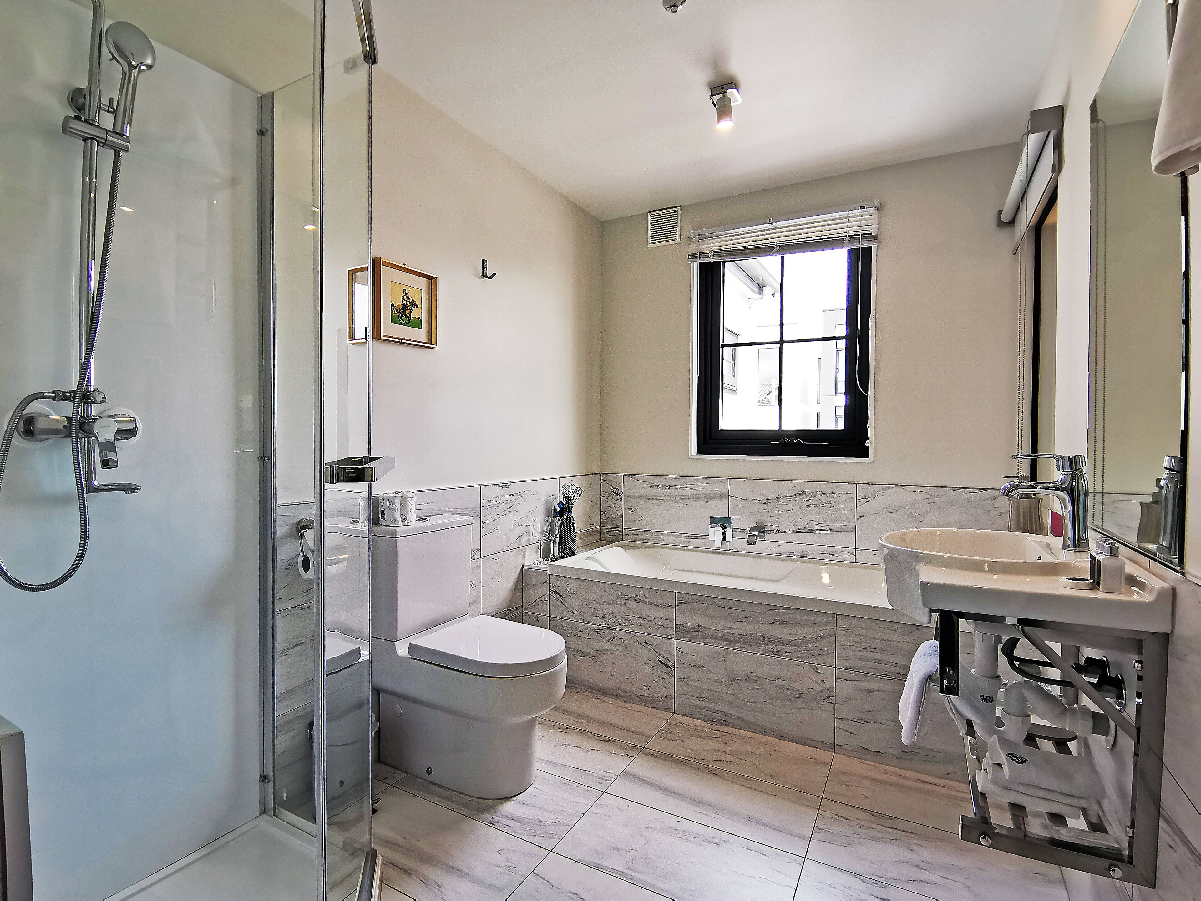 Business Class Apartment with Bathtub | Bathroom | Free toiletries, hair dryer, towels, soap