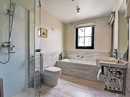 Business Class Apartment with Bathtub | Bathroom | Free toiletries, hair dryer, towels, soap