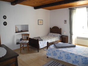 3 bedrooms, iron/ironing board, WiFi, bed sheets