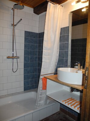 Haartrockner, Handtücher, Seife, Toilettenpapier