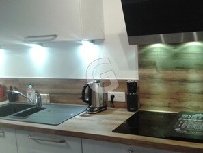 Jääkaappi, mikroaaltouuni, uuni, liesi