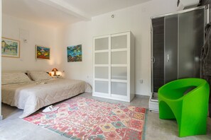 1 bedroom, travel crib, free WiFi, bed sheets - Private cottage, Captain's suite - 3 min walk to old town & beach (Dubrovnik)