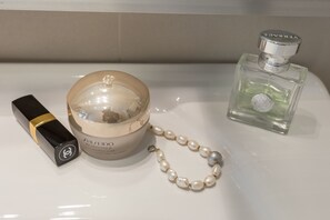 Shower, hair dryer, towels, soap - Private cottage, Captain's suite - 3 min walk to old town & beach (Dubrovnik)