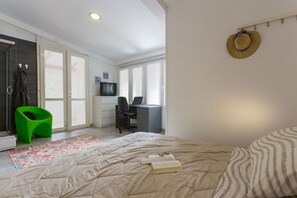 1 bedroom, travel crib, free WiFi, bed sheets - Private cottage, Captain's suite - 3 min walk to old town & beach (Dubrovnik)