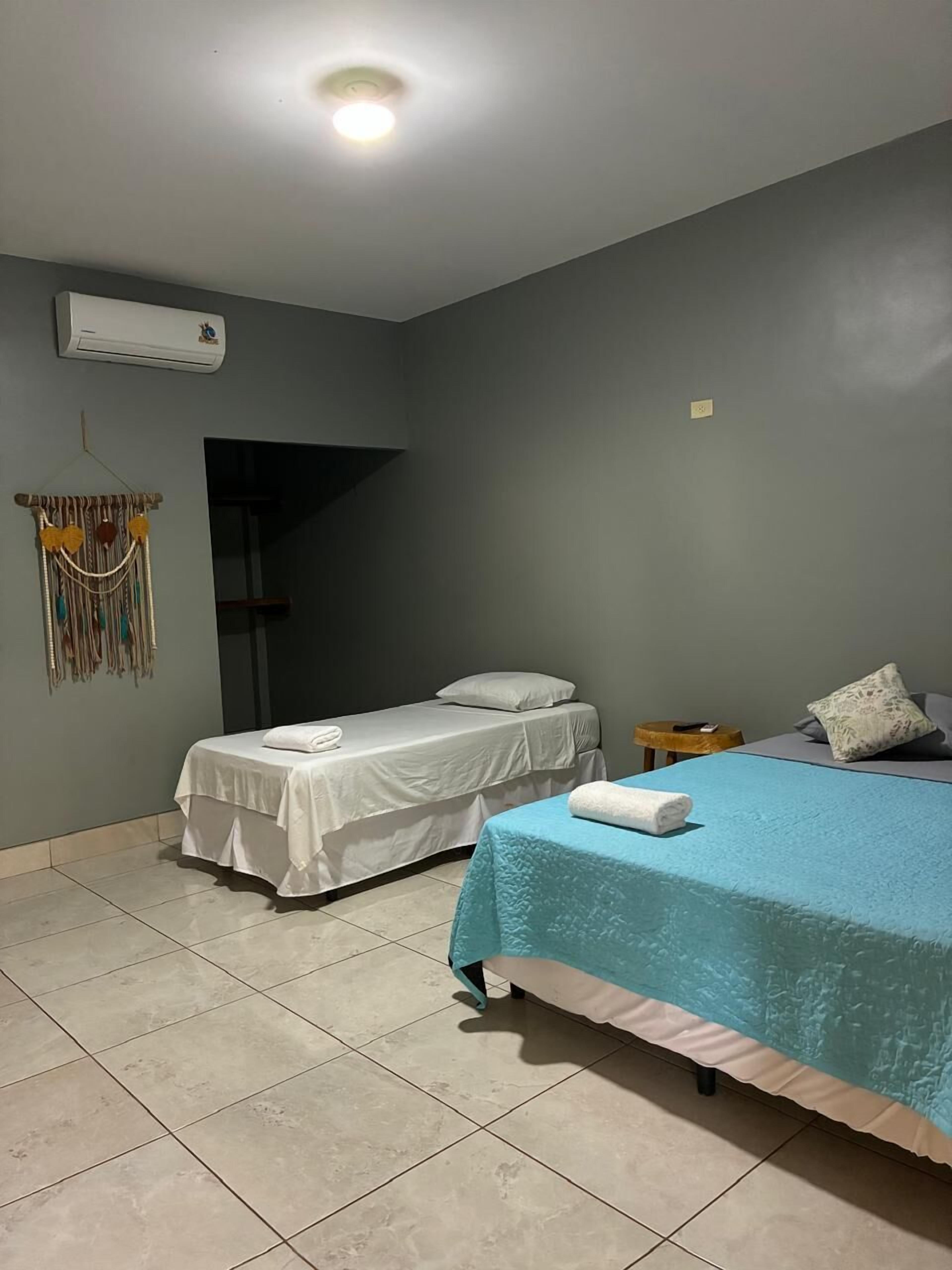 Dubbelrum eller tvåbäddsrum för familj | Allergitestade sängkläder, ljudisolering och gratis wi-fi