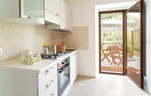 Een koelkast, een kookplaat