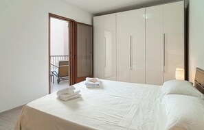 3 bedrooms, travel cot, free WiFi, bed sheets