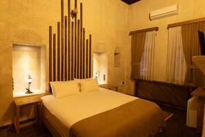 DEFNE KING SUITE | Individuell eingerichtet, laptopgeeigneter Arbeitsplatz