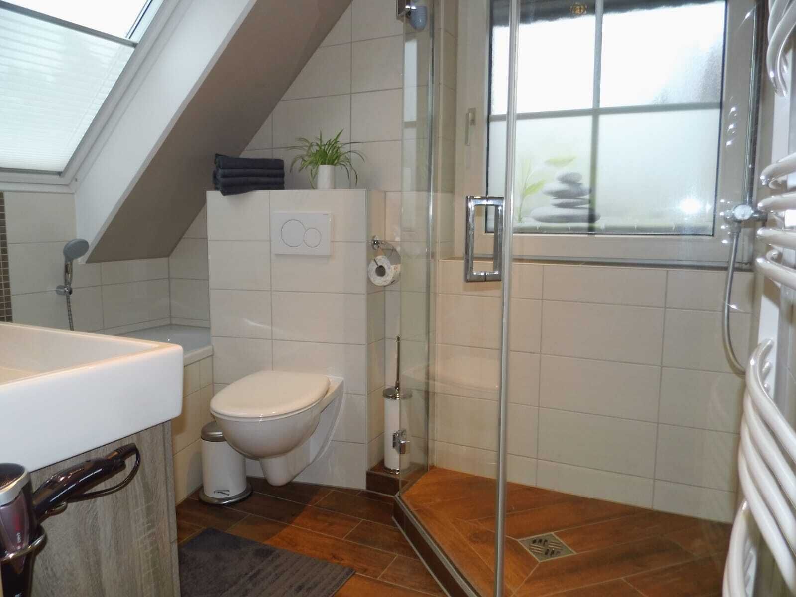 Badewanne, Haartrockner, Handtücher, Seife