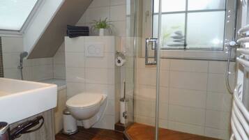 Badewanne, Haartrockner, Handtücher, Seife