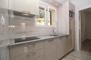 Fridge, microwave, stovetop, dishwasher - Holiday apartment mit Balkon (Baška)