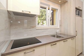 Køleskab, mikrobølgeovn, kogeplade, opvaskemaskine