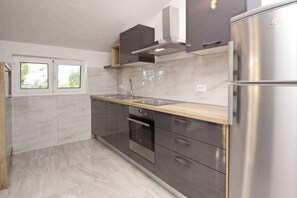 Fridge, microwave, stovetop, dishwasher