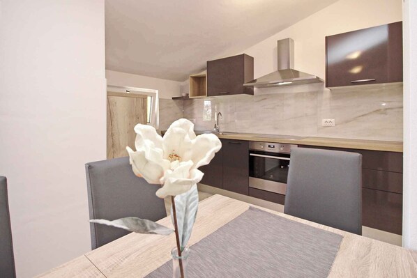 Fridge, microwave, stovetop, dishwasher