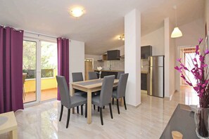 Dining - Holiday apartment with barbecue facilities and 300 m to the Adriatic Sea (Baška)