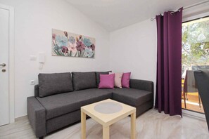 TV - Holiday apartment with barbecue facilities and 300 m to the Adriatic Sea (Baška)