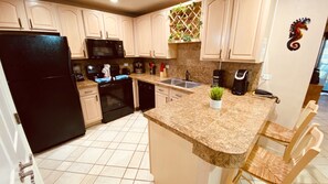 Een koelkast, een magnetron, een oven, een kookplaat