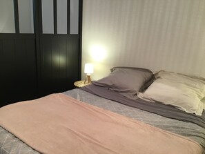 1 camera, una scrivania, ferro/asse da stiro, culla da viaggio