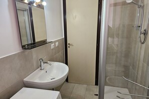 Shower, bidet, towels - M072 - Marcelli, three-room apartment in residence with swimming pool (Marcelli)