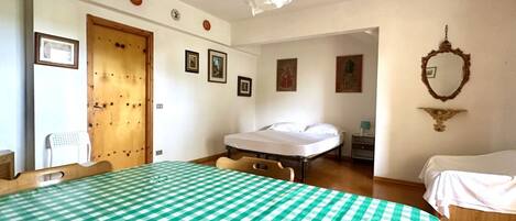 2 عدّة غرف نوم وملاءات أسرّة