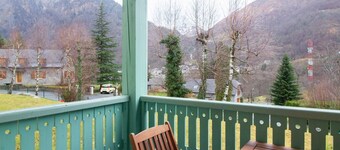 Cozy 3-Level Chalet for 7 with Terrace, Parking, Near Ski Lift