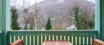 Cozy 3-Level Chalet for 7 with Terrace, Parking, Near Ski Lift