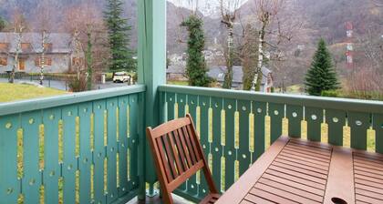Cozy 3-Level Chalet for 7 with Terrace, Parking, Near Ski Lift