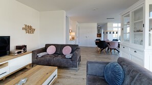 Smart TV, DVD player, books, video library - NEW: Child-friendly holiday home, bicycles & handcart, 300m to the beach (Langeoog)