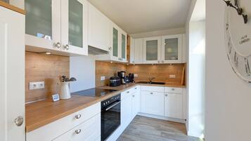 KĂŒhlschrank, Mikrowelle, Ofen, Herdplatte