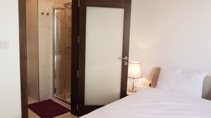 3 bedrooms, desk, iron/ironing board, free WiFi - Three Bedroom Modern Apartment for rent in Central Malta. (B'Kara)