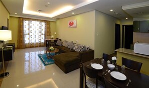 行政公寓, 2 間臥室, 可使用泳池, 海灣景觀 | 用餐區