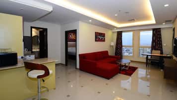 Deluxe-huoneisto, 1 makuuhuone, nĂ€köala lahdelle | Oleskelualue | 42âtuumainen LCD-televisio, jossa kaapelikanavat