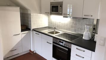 KĂŒhlschrank, Mikrowelle, Ofen, Herdplatte